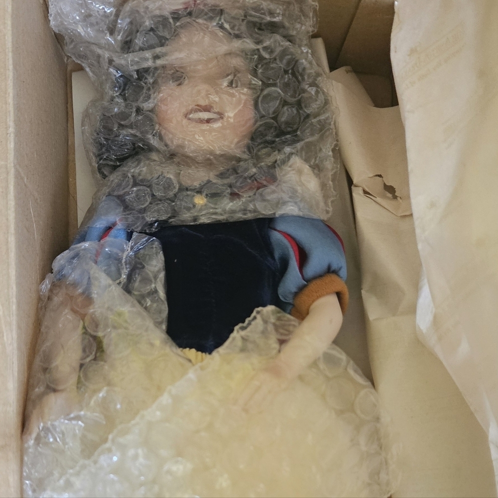 Snow white porcelain doll, and dwarfs ,4 brand new in boxes Vintage - Picture 2 of 6